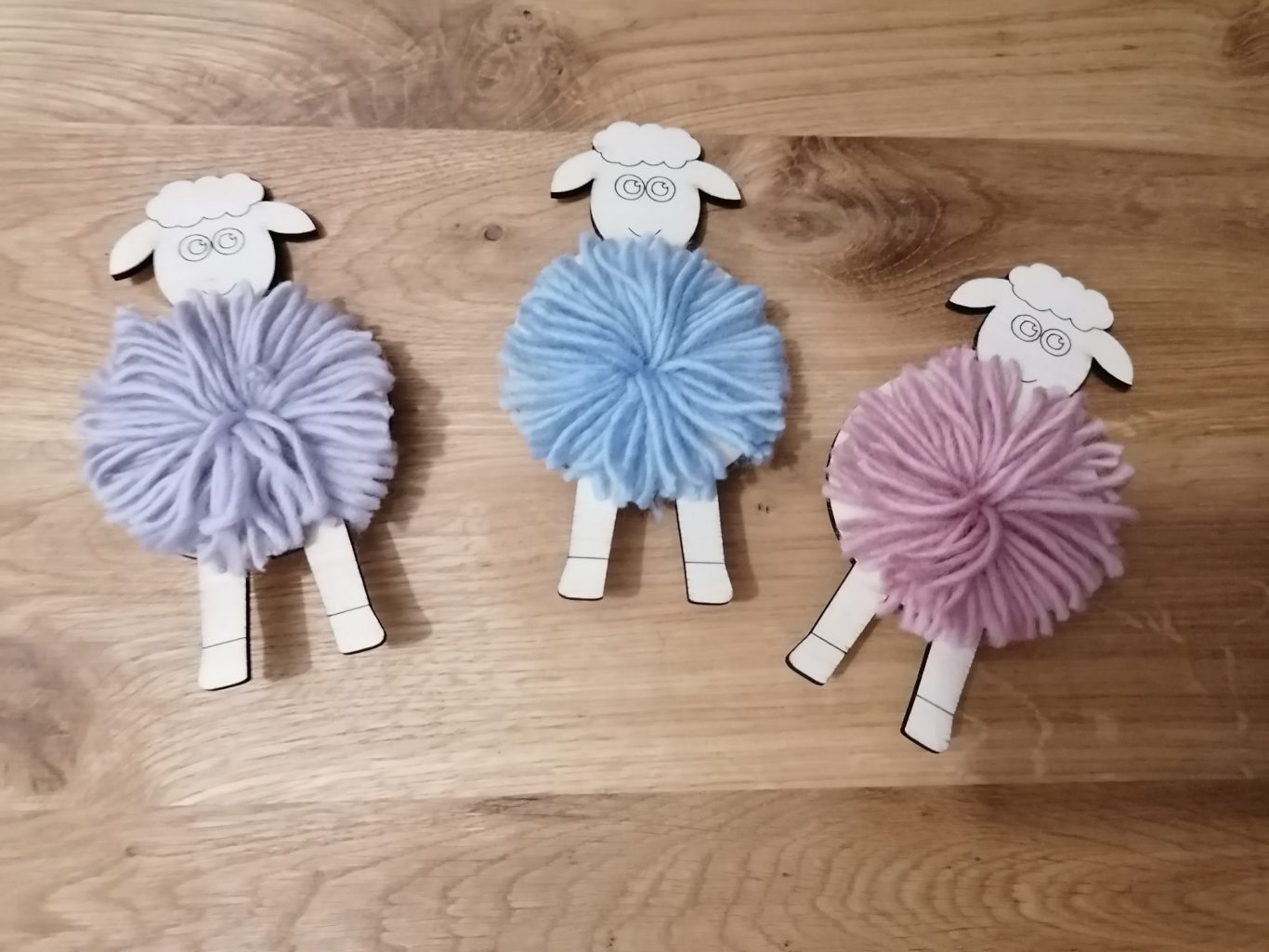 Lustige Schafe mit Wolle basteln